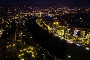 在灯下的舞蹈：城市夜晚的旋律